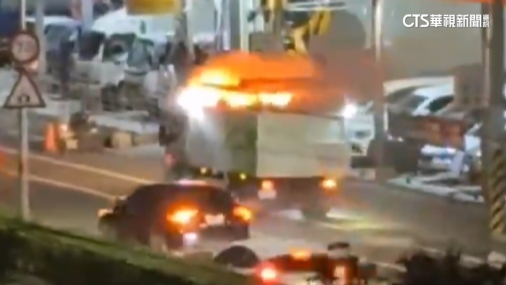 回收車車斗起火沿路開！　民眾急提醒　駕駛逃生