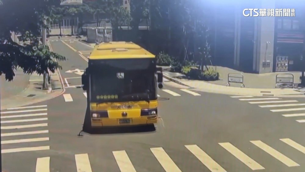 駕駛內急下車忘拉手剎車　公車「倒退嚕」開上人行道