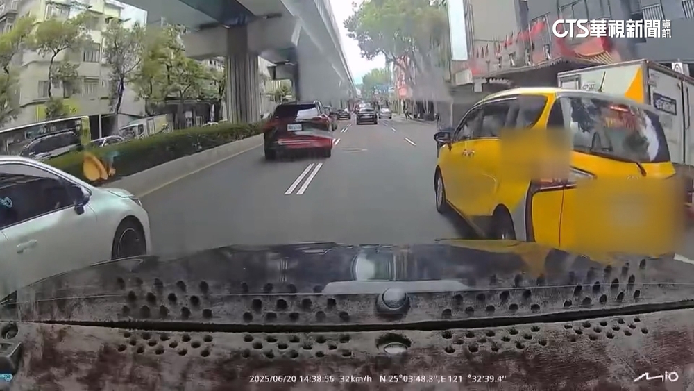 見小黃要切車怕擦撞按喇叭提醒　駕駛控遭追車飆國罵