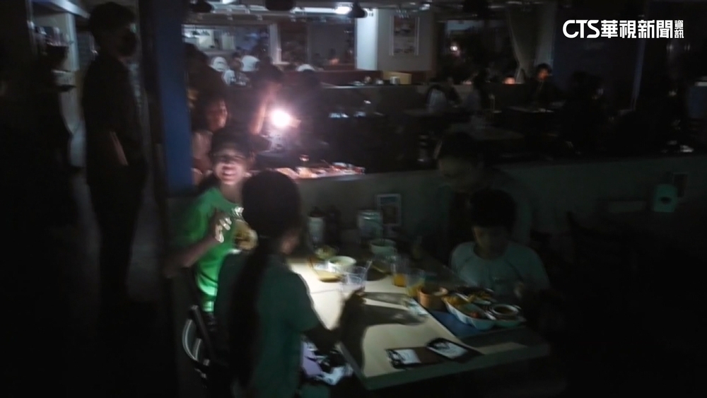 宜蘭百貨公司跳電民眾摸黑用餐逛街　台電：饋線跳脫