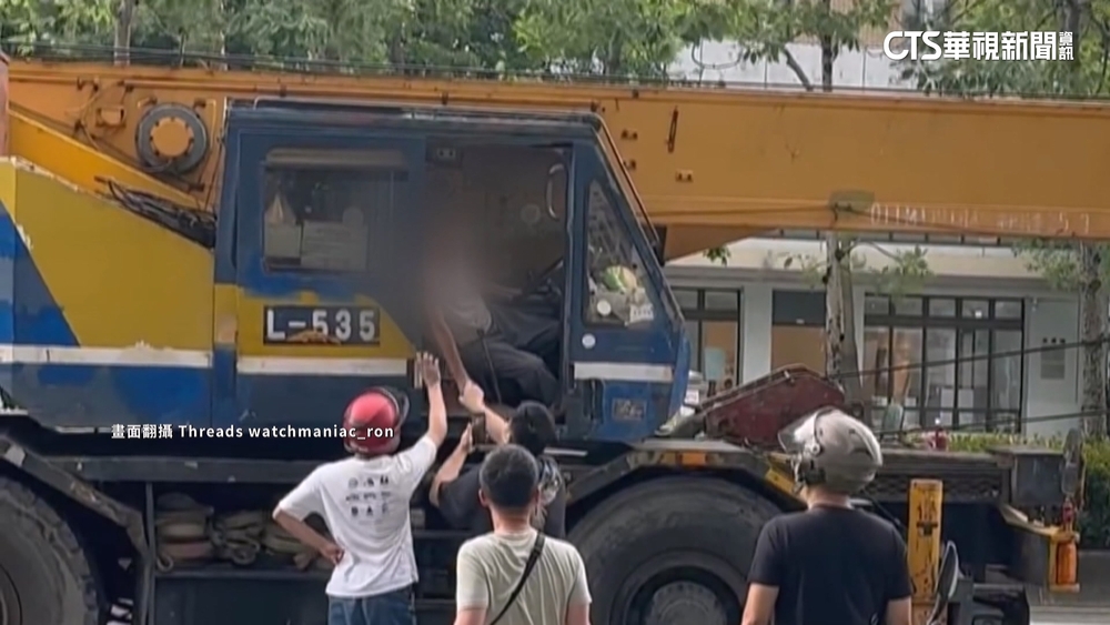 18歲女「停紅燈」遭吊車輾斃　母求行車畫面還原真相