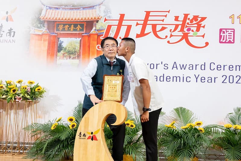 「市長陪你拍」合照畢業生　黃偉哲突「腿軟摔倒」！網笑：市長獎耗市長