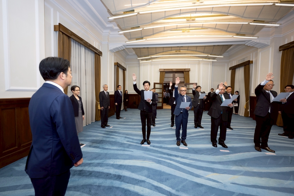 賴總統監誓　駐芬蘭大使林昶佐帶領宣讀誓詞