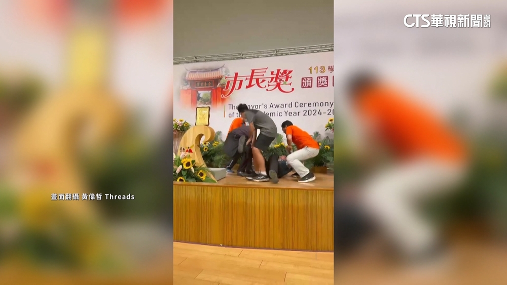 「市長陪你拍」掀話題　黃偉哲合照畢業生摔倒在地