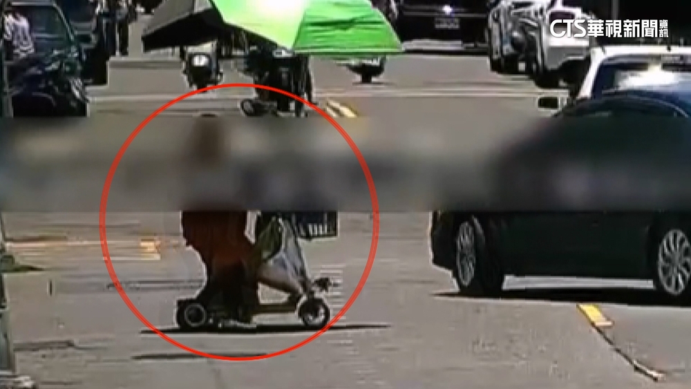 騎電動滑板車撐2把傘遮陽　民眾讚「帥」　警：違規開罰