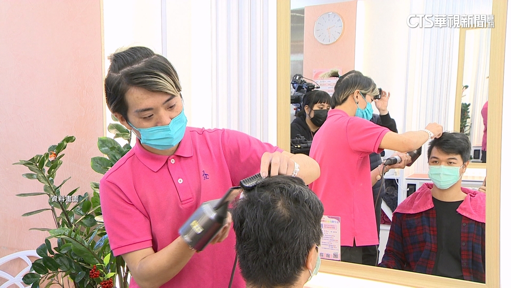 萬物齊漲業者扛不住　百元快剪店宣布漲價