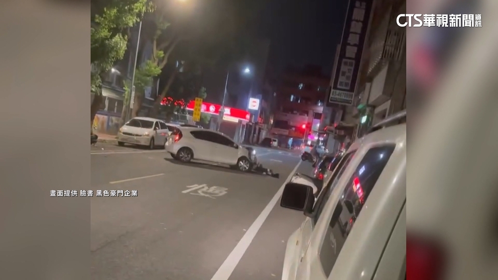 驚！兩車街頭追逐「撞倒整排機車」　警搜出煙毒