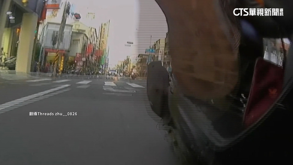 騎士疑受驚怒踹車　警：最高罰3萬6.涉毀損罪