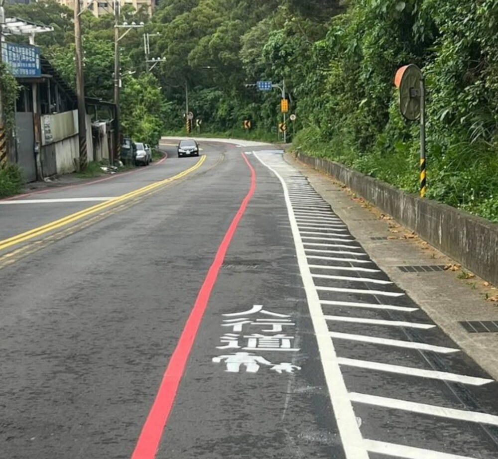 新的人行道在這？ Cheap怒批「人肉保齡球」 網嘆：叫劃的人自己走