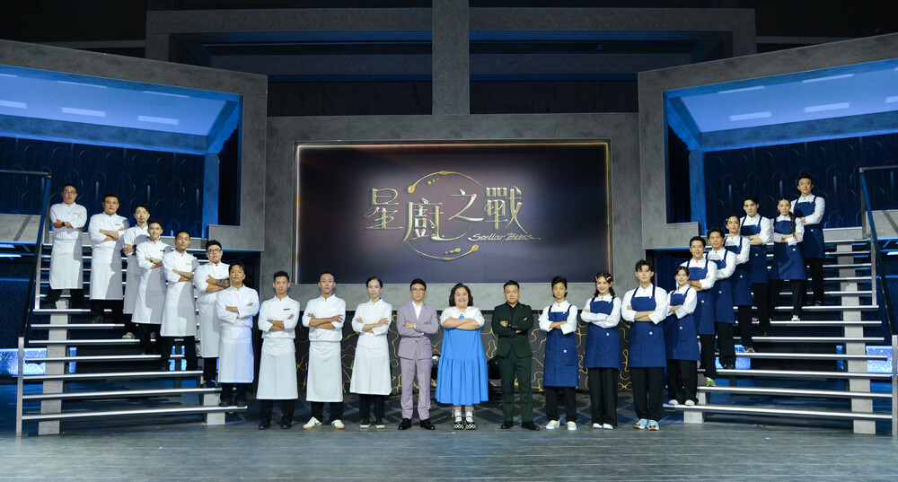 中間由左至右起 全台最悠久港式酒樓大三元董事長 吳東璸 主持人鍾欣凌 全球第一位台灣籍米其林三星主廚 何順凱 