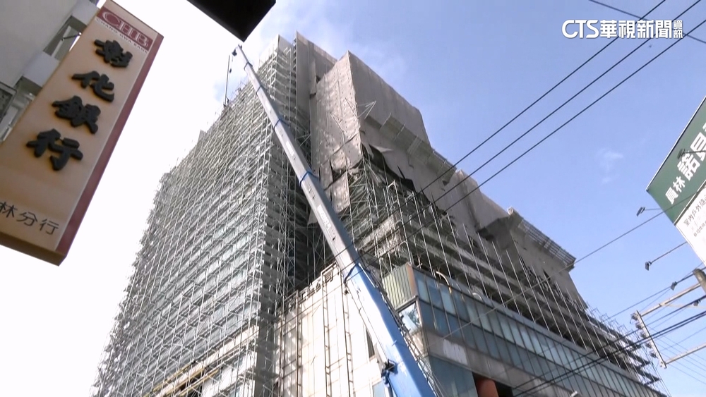 彰化拆危樓四周沒裝防護網　騎士遭3石塊砸中安全帽