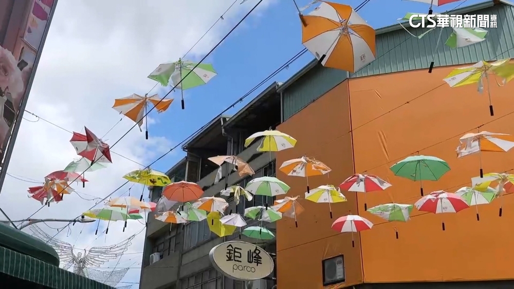 高雄後驛商圈「雨傘大道」打卡地　傘殘破.骨架外露