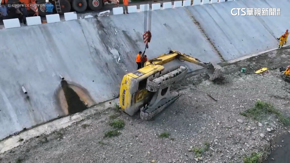 怪手不明原因翻落河堤！　駕駛遭壓住救出已不治