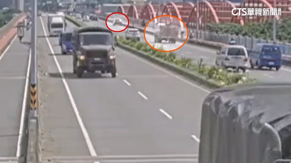 警才下車處理死亡車禍　巡邏車秒遭砂石車追撞