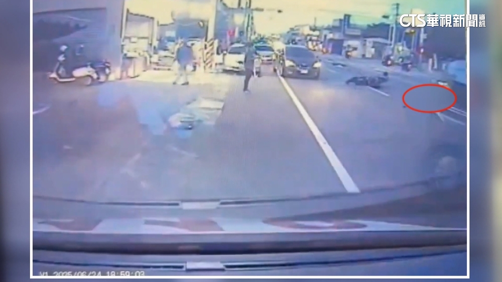 疑「切西瓜」轉向遭後車追撞　騎士噴飛重創不治