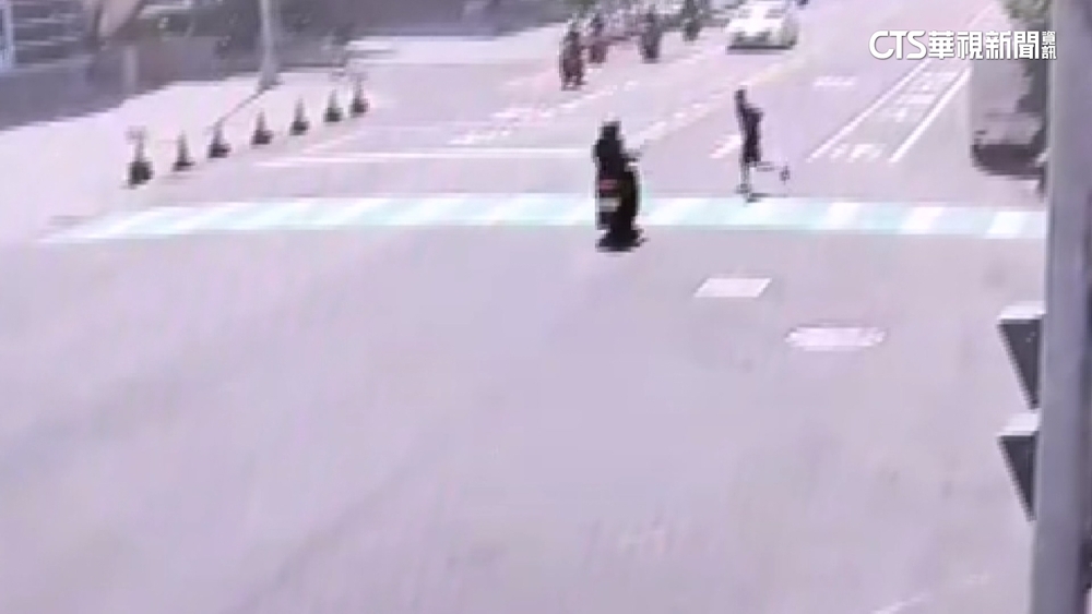 剛畢業與友約見面　學童過馬路遭闖燈女騎士撞飛