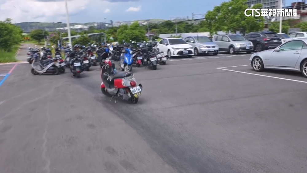 苗高鐵停車場亂象無法罰　公所：設機車格管理