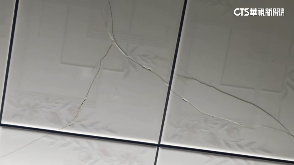 居民提心吊膽！　控拆船作業鋼條噴飛　插入屋簷