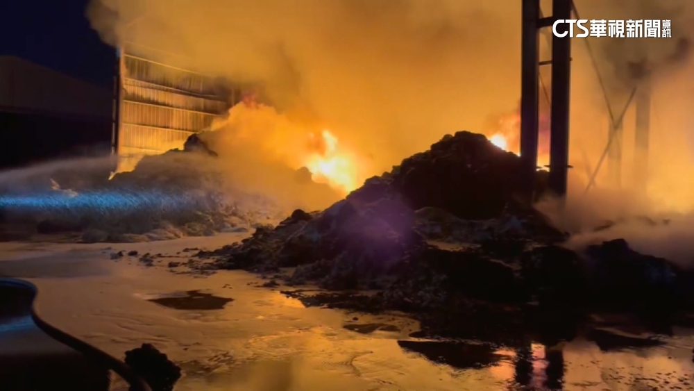 桃園「能源科技廠外」塑粒廢料起火　火勢凶猛幸無人傷