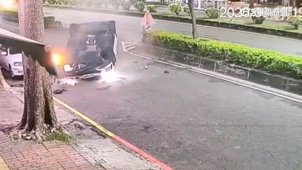 切換車道不慎自撞分隔島　轎車4輪朝天2輕傷