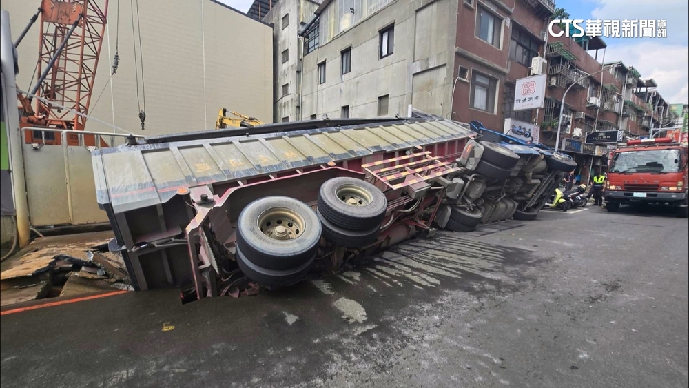 工地旁路面突塌陷！　泥漿車傾斜「半個車身」卡坑洞