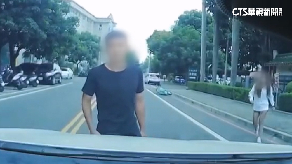 情侶吵架失控　男法院前隨機攔車拍打　嚇壞女駕駛