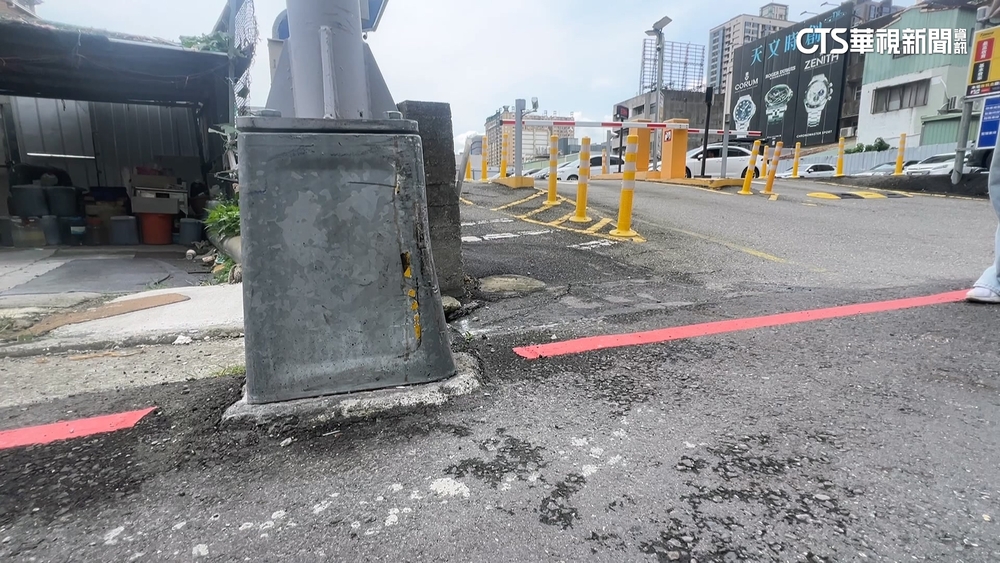 台中魔王級停車場！　出口窄.有燈桿.考驗駕駛技術