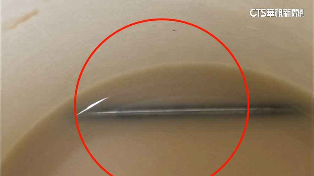 吸不到珍奶！撕封膜驚見鐵條　業者：料桶蓋零件脫落