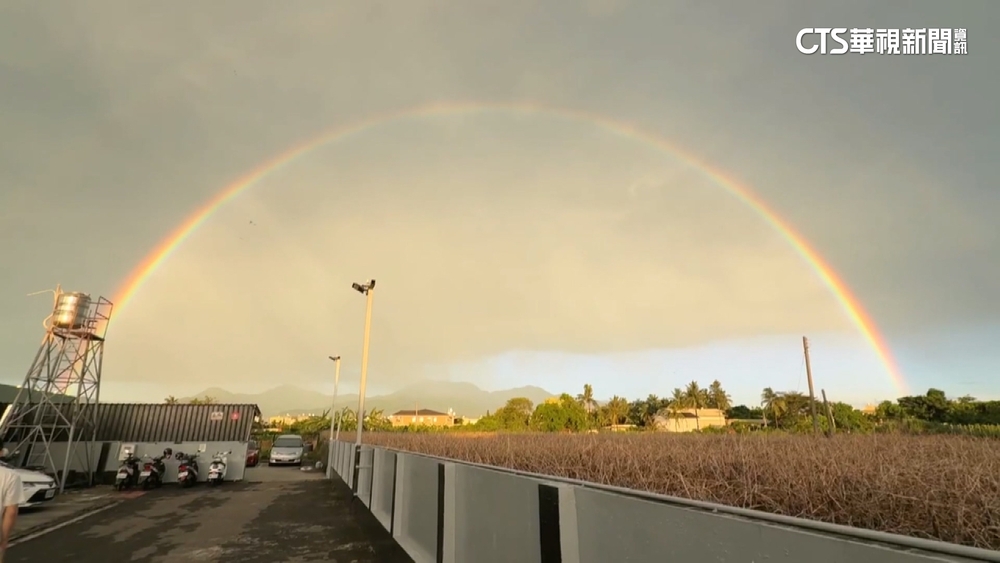 屏東雷雨交加下冰雹　雨後現「絕美大彩虹」高掛
