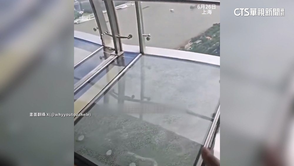 上海東方明珠空橋玻璃地板突碎裂　遊客嚇壞
