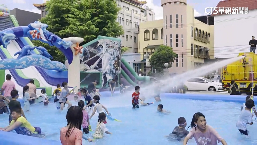 清涼一夏！　苗栗市民廣場開放戲水區　孩童消暑