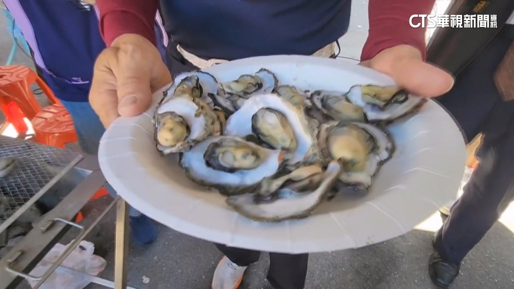 彰化王功漁火節　千人封街烤蚵　民眾品嘗海味