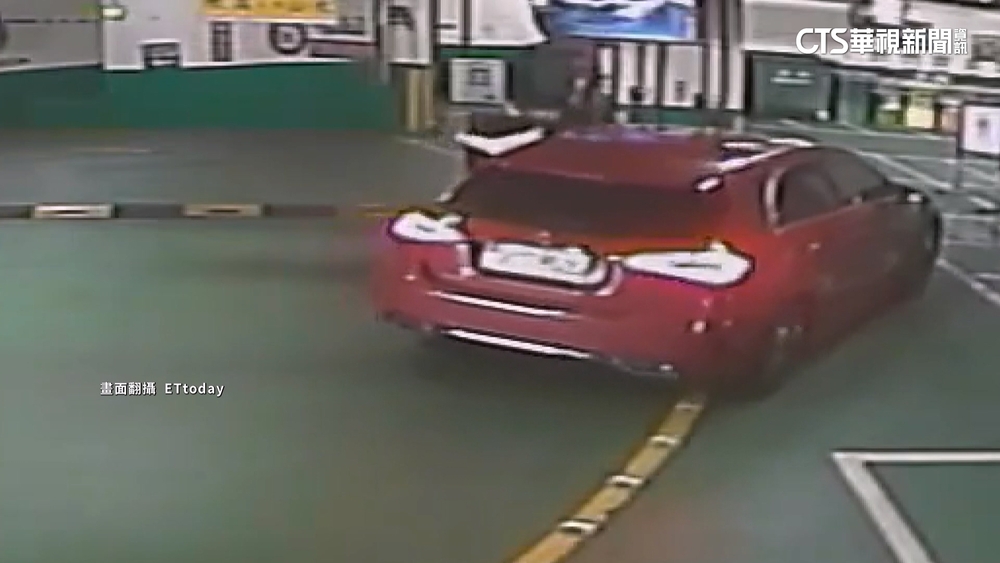 女「沒打P檔」下車遭夾傷控卸責　車廠：協調待回覆