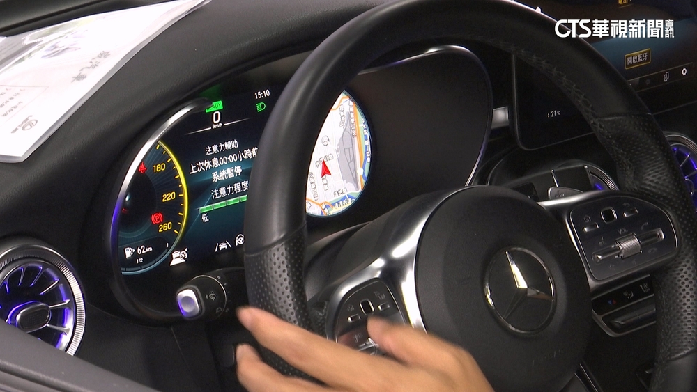 停車場有坡度　女駕駛未打入P檔下車遭夾擊