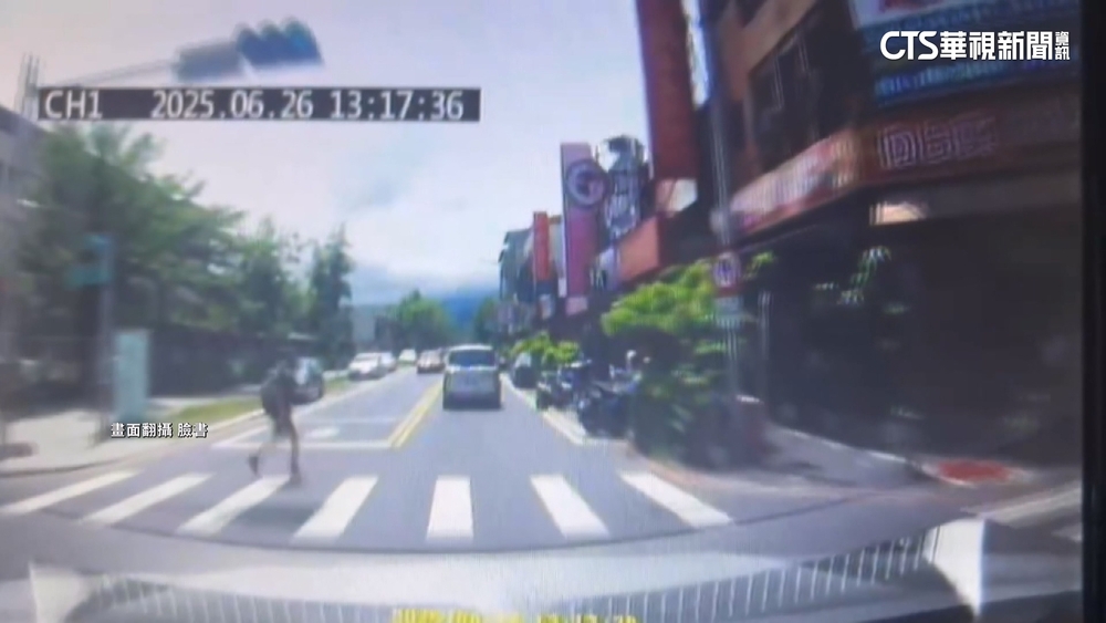 學童闖紅燈穿越馬路　駕駛急剎PO網檢舉