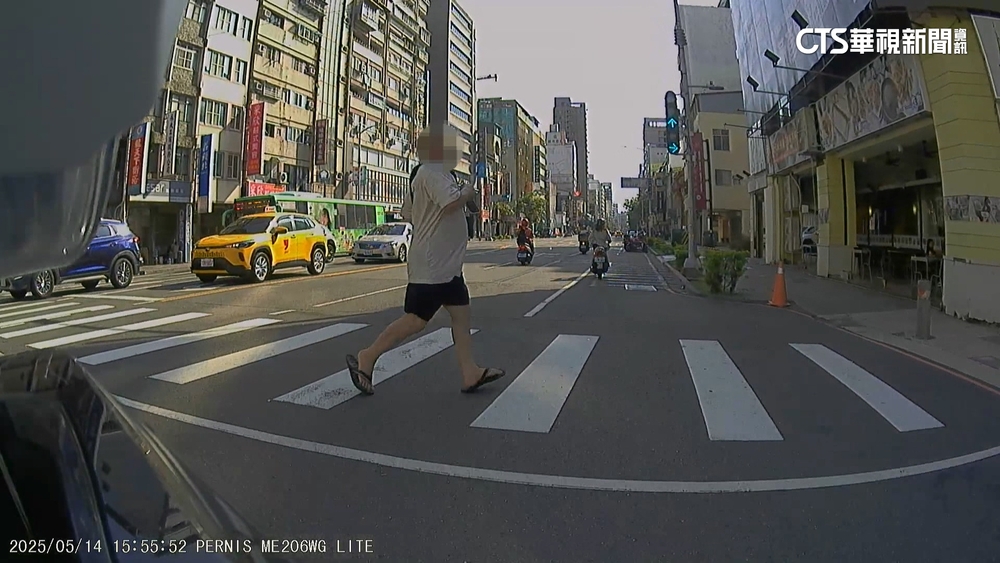 行人闖紅燈！　騎士剎不住摔車骨折　不滿「需負肇責」