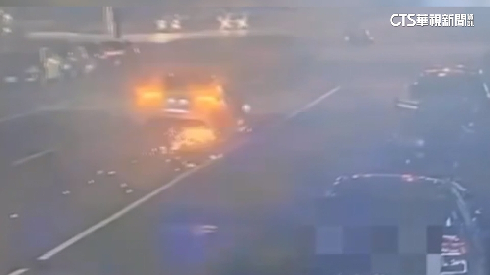 「風火輪」特斯拉！　撞防撞柱.變電箱　掉輪續飆