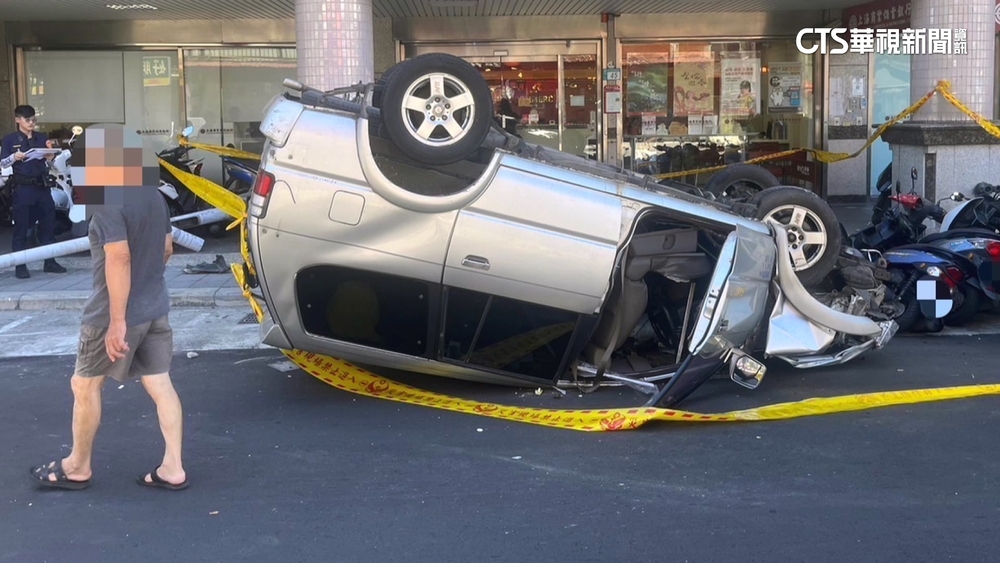 疑陽光直射刺眼　68歲翁逆向暴衝！　撞19車再翻車