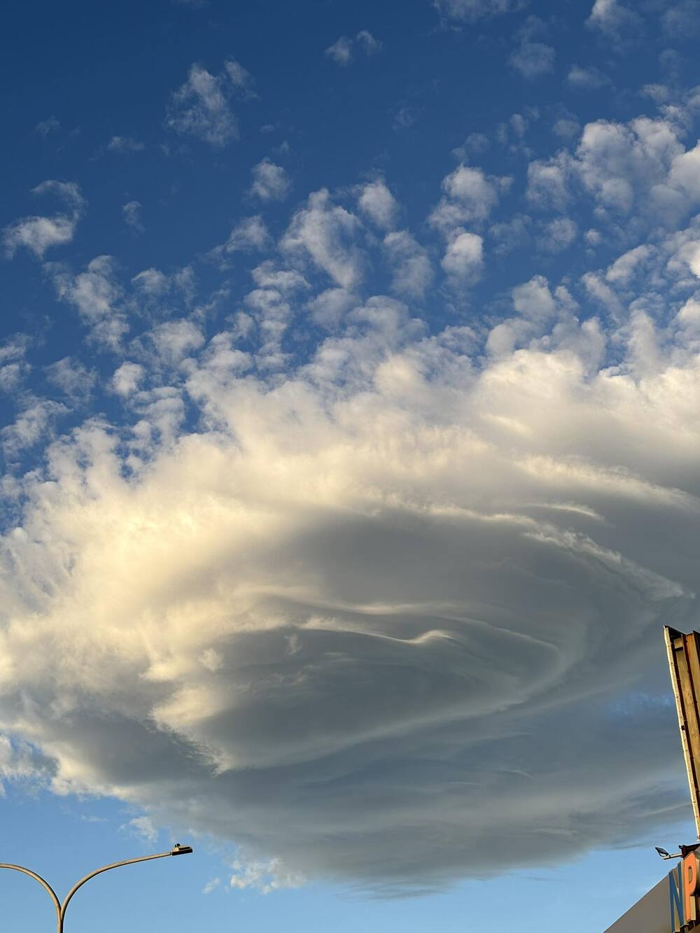 台北天空出現「巨大幽浮雲」!　一票人狂拍PO網　氣象署曝原因