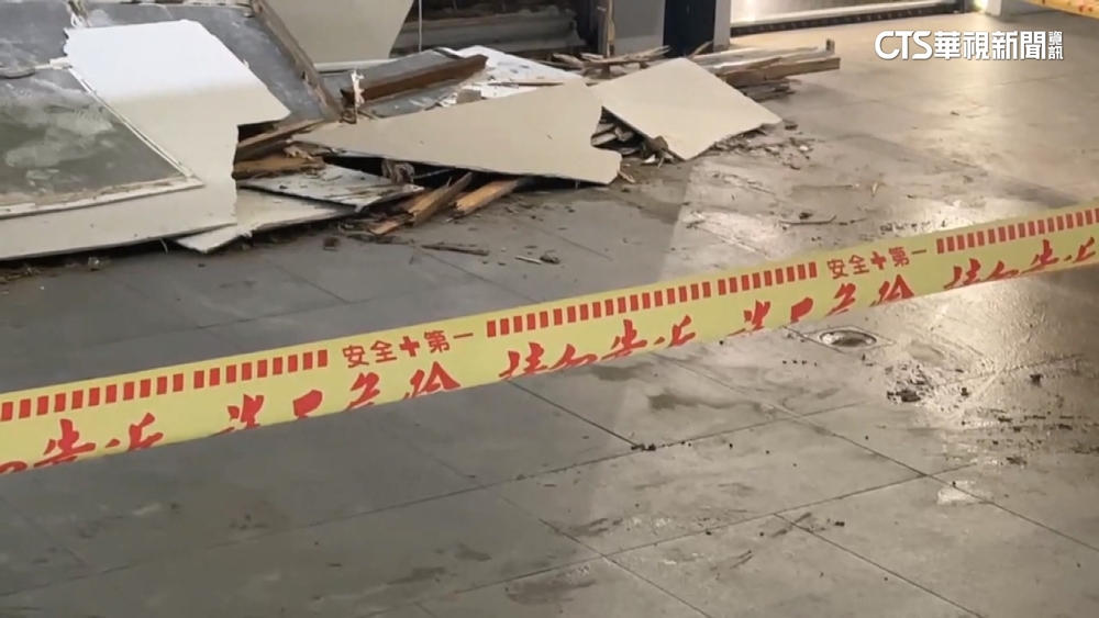 疑遭白蟻蛀穿　餐飲店騎樓天花板突掉落波及5機車