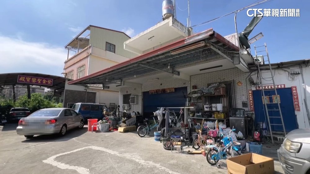 民宅鐵門被連2次倒車撞　屋主一家：未與人結怨