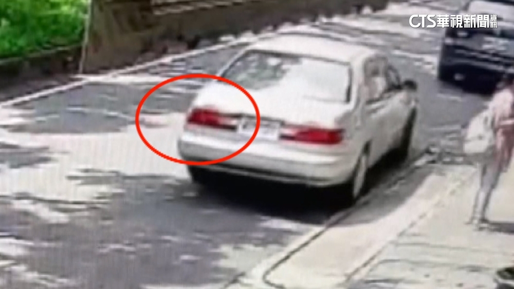 汽車左切未注意後方來車　21歲騎士撞噴還遭輾