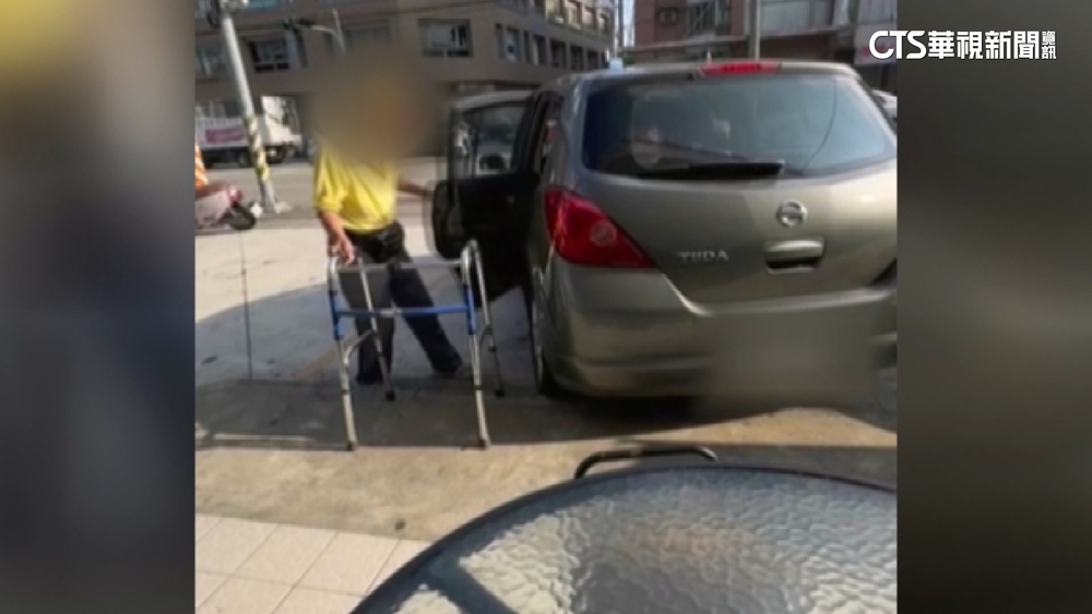 老翁拄助行器緩慢上車開走！　目擊者嚇「狀態太危險」
