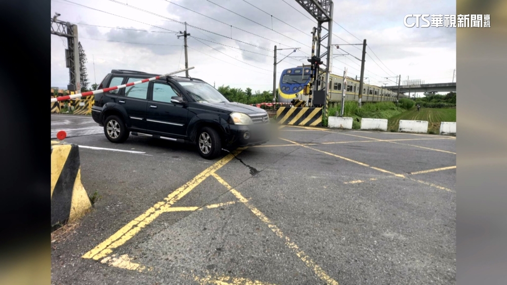 台南平交道驚魂　休旅車卡軌掉輪急按鈴　列車獲報減速
