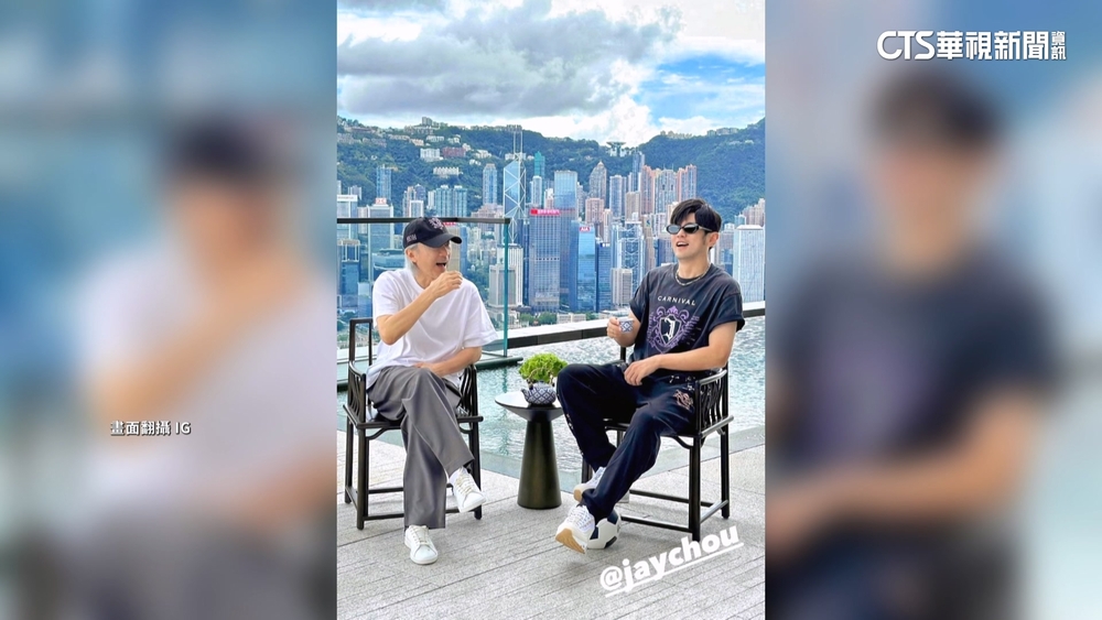 周董再度同框周星馳　腳踩足球引合作聯想