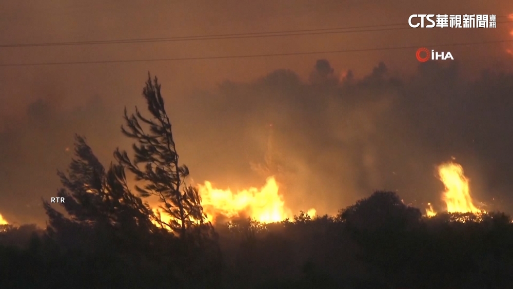 土耳其切什梅半島森林大火　火勢威脅住宅區