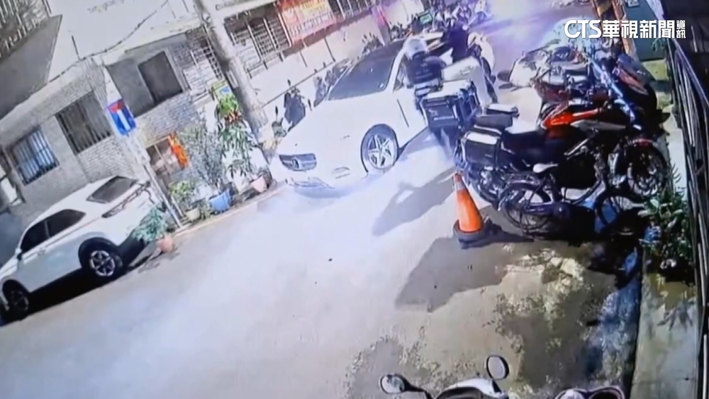 中和警匪追逐轟11槍！　通緝男逃200m撞4車波及1路人