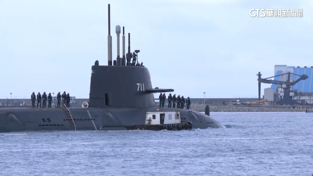 海鯤號第三度海測　軍事迷興奮揮國旗拉布條加油