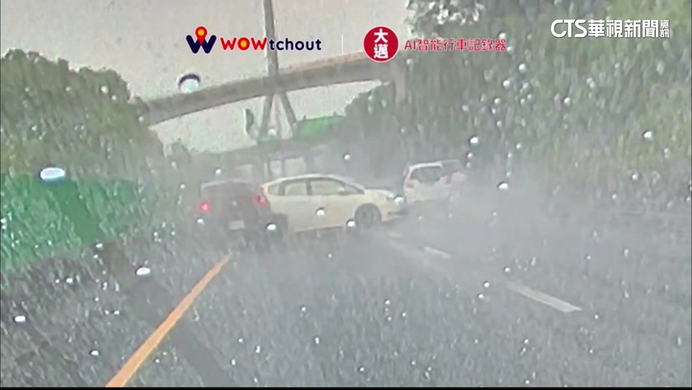疑天雨路滑超車不慎　轎車國道上失控打滑釀禍