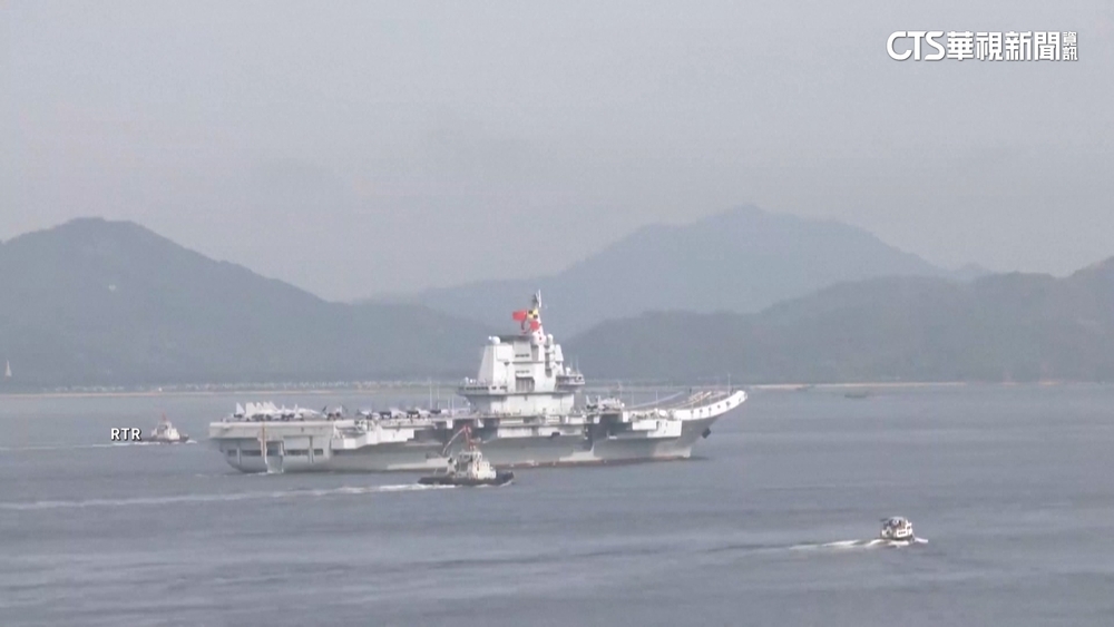 中國首艘國產航母訪港　山東艦甲板排字「國安家好」